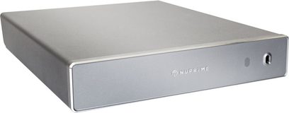 Vysokofidelitní výkonový zesilovač Nuprime AMG One Silver, pohled zepředu, kovový obdélníkový kryt, minimalistický přední panel
