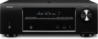 Denon AVR-1713 sort hjemmebiografsforstærker, set forfra, sort front med LCD-skærm, sølvfarvede knapper og kontrolhjul