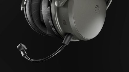Cuffia da gaming circumaurale grigio metallizzato con microfono flessibile removibile in primo piano laterale
