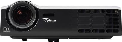 Optoma EP7150 sort videoprojektor, set forfra, linse til venstre, ventilationsriste til højre