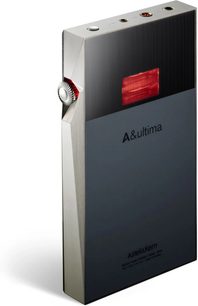 Lettore portatile audiophile Astell&Kern SP3000T, vista a tre quarti, custodia rettangolare, pulsante zigrinato argentato, schermo rosso, 3 porte sulla parte superiore