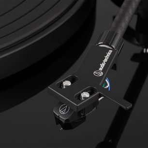 Audio Technica AT-LPW50PB sort pladespiller, nærbillede af tonearmen med pickup og modvægt, i afspilningsposition