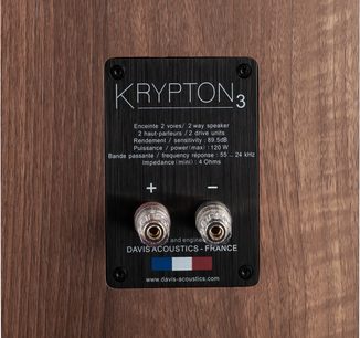Lentyninė kolonėlė Krypton 3 classik riešutmedžio, galinis vaizdas, juoda stačiakampė plokštė su baltu tekstu, 2 permatomi gnybtai
