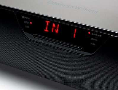 Bowers & Wilkins Panorama sort soundbar, tæt forfra, rød "IN 1" LED-skærm