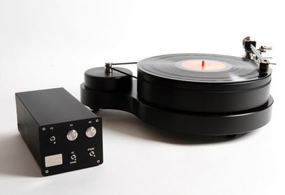 Platine vinyles TW-Acustic Raven One noire, vue de dessus, avec bras de lecture et boîtier de contrôle séparé