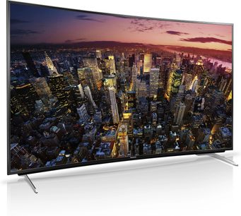 Panasonic TX-55CR730E 55-tolline teler, millel on kujutatud detailne öine õhuvõte valgustatud linnast