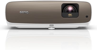 Benq W2700i 4K HDR-videoprojektor set forfra, bronzefarvet, centreret linse, logo øverst til højre