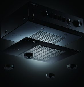 Ampli hi-fi stereo Yamaha R-N1000A černý, detailní pohled shora ukazující ventilační mřížku a ovládací tlačítka