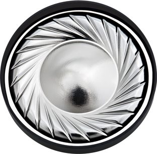 Sølvfarvet, cirkulær højttaler i midten af en sort, spiral-formet radial struktur på hvid baggrund, set forfra på tæt hold