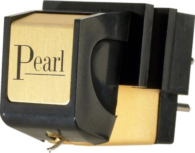 Sort Sumiko Pearl vinylpladecelle, set fra 3/4 bagfra, højre arm, sort blankpoleret plastikkappe og guld