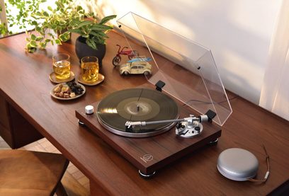 Giradischi in legno Audio Technica AT-LPW50BTRW, vista dall'alto con braccio di lettura, testina e accessori sul piatto