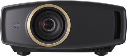 JVC DLA-HD990 sort videoprojektor, frontvisning, centreret linse omgivet af gylden ring i en afrundet rektangulær kabinet