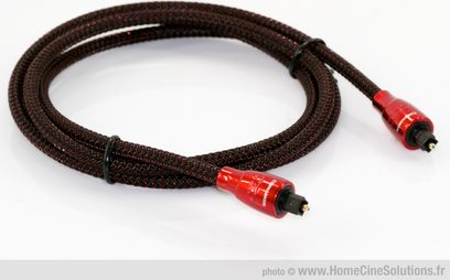 Audioquest Cinnamon sort og rød snoet digital optisk kabel, med røde stik i enderne, tæt på-billede