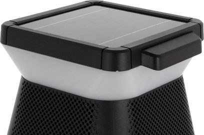 Přenosný Bluetooth reproduktor Definitive Audio Solar Easyrider, pohled ze šikmého úhlu, černý solární panel, černá perforovaná mřížka, zaoblené hrany