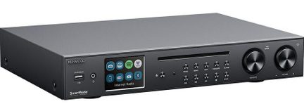 Hi-fi-afspiller i sort metal med farveskærm, USB-port, diskåbning, knapper og to drejeknapper, set i trekvart forfra