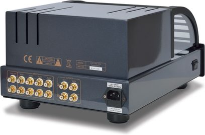 PrimaLuna EVO 100 stereo forforstærker i sort, set forfra, 8 forgyldte knapper, 2 hovedtelefon- og indgangsstik, sort rektangulært kabinet