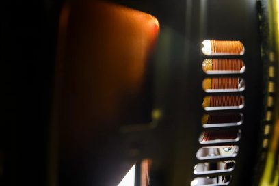 Velodyne Deep Blue 10 sort subwoofer, nærbillede fra siden, orange belysning, metalrist, forgyldte knapper