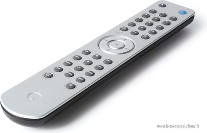 Grå fjernbetjening fra Cambridge Audio 640R med numeriske taster, kontrolknapper og blå navigationshjul