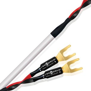 To hvide Wireworld Stream 8 lydkabler med røde og sorte striber, forgyldte stik, på hvid baggrund