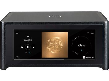 Ampli hi-fi стерео NAD M10 V3, преден изглед, централен сензорен екран, показващ музика, обложка на албум, ниво на звука -32 dB