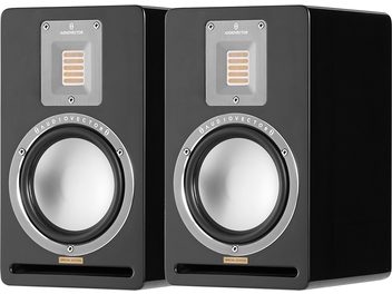 Coppia di diffusori da scaffale AudioVector QR1 SE neri, cabinet in legno laccato nero vista tre quarti anteriore, dotati di woofer in alluminio con bordo argentato, tweeter a nastro rettangolare su piastra metallica grigia e fessura bass-reflex orizzontale inferiore