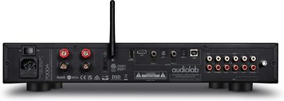 Arka taraftan görülen siyah Audiolab 7000A entegre stereo ampli hi-fi; RCA konnektörleri, dijital portlar, anten ve anahtar ile birlikte.