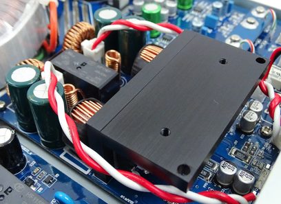 Zesilovač Nuprime AMG STA Silver. Elektronická deska s komponenty, červenými a bílými dráty, černá skříňka