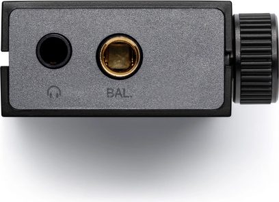 Přenosný audio převodník Astell&Kern AK-HB1 v černé barvě, pohled zepředu, se dvěma jack konektory a jedním pozlaceným optickým konektorem