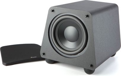 Subwoofer GoldenEar ForceField 3 em cinza escuro, vista frontal ligeiramente lateral, com alto-falante circular central