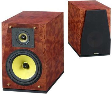 Regálová reprosoustava Davis Acoustics Nikita rosewood, tmavé dřevo, přední strana s černo-žlutým reproduktorem, pohled zepředu ze tří čtvrtin