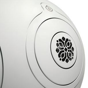 Enceinte DEVIALET Phantom Ultimate 108 dB, sileä valkoinen kuori, musta rei'itetty metalliristikko, sivukuva