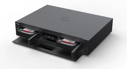Reproductor multimedia UHD8000, vista en ángulo, parte frontal con pantalla digital, 2 cajones abiertos que contienen discos duros