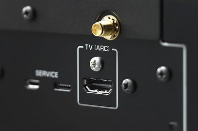 Presa TV (ARC) e connettore HDMI su pannello posteriore in metallo nero con vite dorata