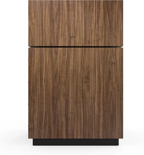 Sloupcový reproduktor Klipsch La Scala AL6 s přední stranou v ořechovém dýhovém provedení a černou základnou