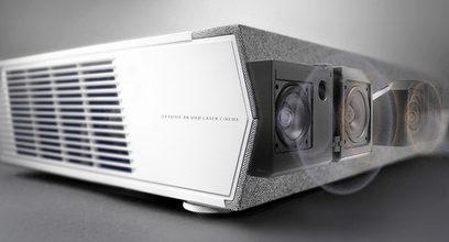Optoma CinemaX P2 4K UHD laserprojektør, perspektivisk forfra, gråt tekstureret kabinet med sorte gitre