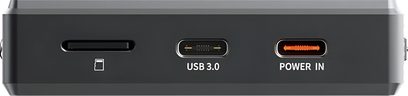 Črno ohišje v pogledu od spredaj z bralnikom kartic, priključkom USB 3.0 in napajalnim vhodom USB-C