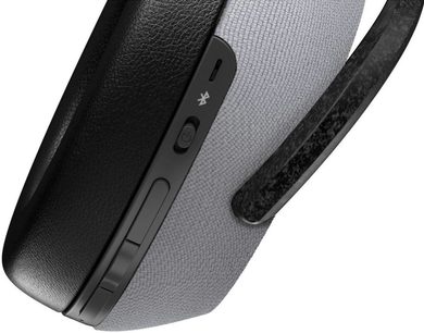 Åben hi-fi hovedtelefon Bowers & Wilkins PX7 sølv, sølvfarvet finish. Tæt på hovedbøjlen og den højre ørekop, set fra siden