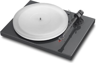 Pro-Ject Xpression III pladespiller, hvid plade, sort tonarm med modvægt og pickup, på sort rektangulær base