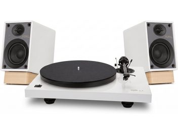 Giradischi in vinile bianco con piatto nero e coppia di diffusori da scaffale bianchi su supporti in legno
