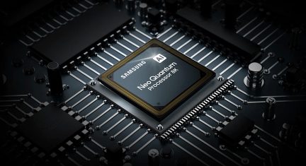 Procesor electronic negru rectangular cu inscripția "Samsung Neo Quantum Processor 8K" pe o suprafață neagră