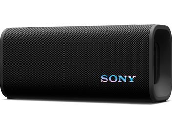 Prenosni Bluetooth zvočnik Sony ULT Field 3 v črni barvi, cilindrično ohišje prekrito z mrežasto tkanino, mat plastični zaključki in mavrični logotip na rešetki, pogled s sprednje desne strani pod kotom