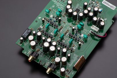 Placa de circuito impresso verde do Marantz CD6007 prateado dourado com numerosos condensadores eletrolíticos e componentes eletrônicos
