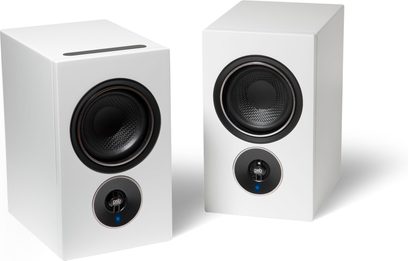 Paar witte rechthoekige PSB Alpha iQ draadloze luidsprekers met zwarte tweeters en woofers