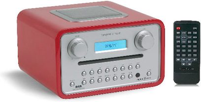 Rød Tangent Cinqué radio med blå LCD-skærm, sølvfarvede knapper og drejeknap samt sort fjernbetjening