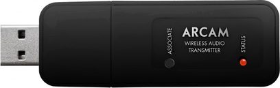 Arcam rWave trådløs lydtransmitter, sort, set forfra med logo, knap og rød statusindikator