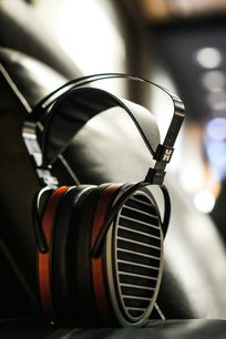 Atviro tipo „Hifiman Arya Organic" ausinės, vaizdas iš šono, lankelis ir pagalvėlės iš juodos odos, sidabriniai garsiakalbiai