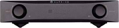 Nuprime DAC-9SE sort audio DAC-konverter, sort aluminiumsfront, drejeknapper, jackstik, LED, placeret på blank sort overflade
