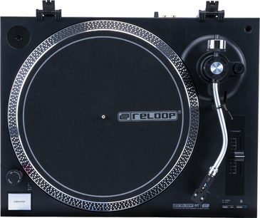 Reloop RT-1 BT hi-fi lemezjátszó felülről látható fekete kör alakú lemeztálcával, ezüst színű hajlított karral és oldalsó vezérlőelemekkel