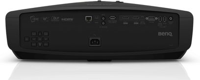 Benq W5700 sort videoprojektor, set forfra, tilslutningsporte og kontrolknapper på højre side