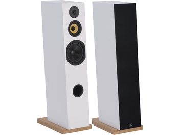 Gulvhøyttaler Davis Acoustics Courbet nr. 8 matt hvit, sett forfra og i trekvart vinkel, 2 enheter, lyse tremateriale sokler, avtakbart svart gitter